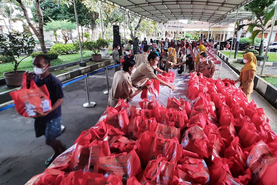 Warga Kurang Mampu Hingga THL di Sukoharjo Dapat Paket Sembako Lebaran, Total 3.000 Paket