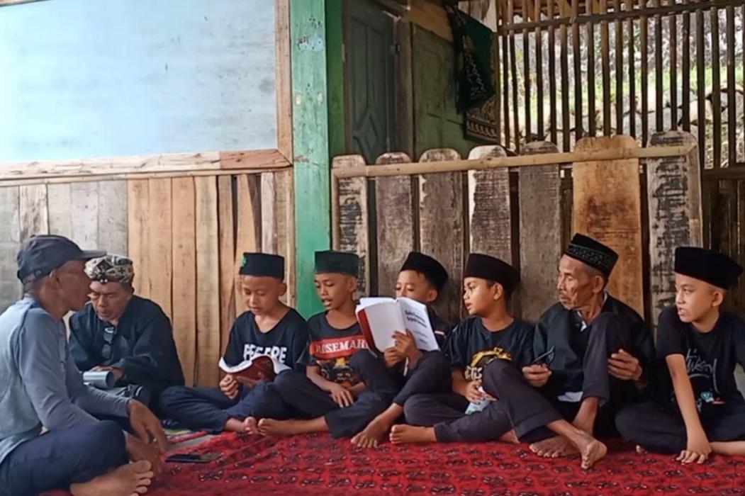 Balai Bahasa Jawa Tengah Inventarisasi Sastra Lisan Maca Babad Pasir Luhur di Banyumas