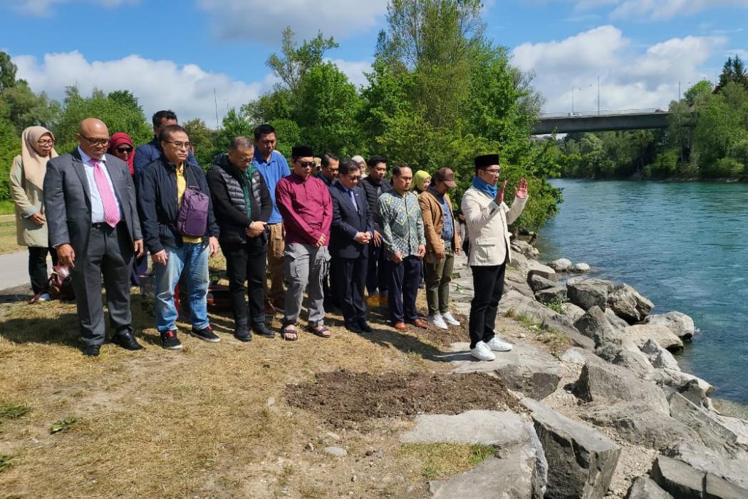 Sebelum Tinggalkan Swiss, Ridwan Kamil Salat Ghaib di Tepi Sungai Aare