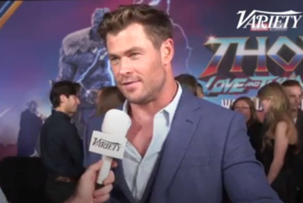 Kata Chris Hemsworth Soal Adegan Buka Celana di “Thor: Love and Thunder”