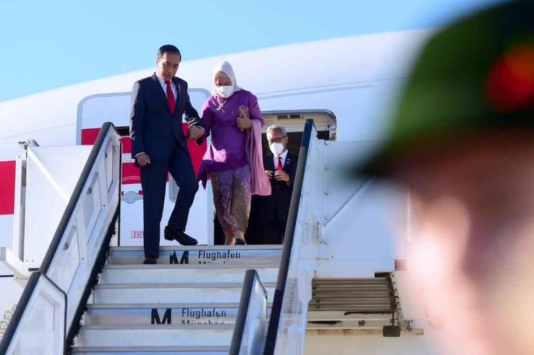 Tiba di Munich, Jokowi dan Ibu Negara Disambut Pasukan dengan Baju Adat Bavaria