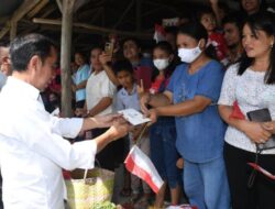 Temui Pedagang di Pasar Alasa Kabupaten Nias Utara, Jokowi Bagikan Bansos