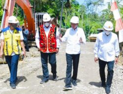 Jokowi Tinjau Proyek Peningkatan Struktur Jalan di Pulau Nias