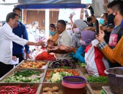 Yang Dilakukan Jokowi Saat Berkunjung ke Pasar Sukamandi Subang