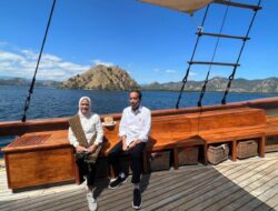 Menuju Taman Komodo, Jokowi dan Iriana Naik Kapal Pinisi