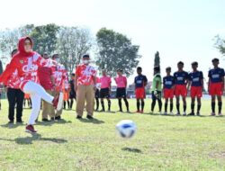 Tendangan Bola Bupati Sukoharjo Awali Gala Siswa Indonesia