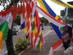 Pedagang Musiman Umbul-umbul 17-an Mulai Marak, Siapa Sangka Teryata Warga Perantauan