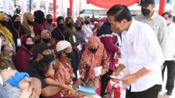 Serahkan Bantuan, Jokowi: Gunakan Bantuan untuk Kebutuhan Produktif