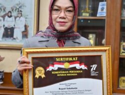 Berhasil Kembangkan Kelapa Genjah, Bupati Sukoharjo Terima Golden Certificate Award dari Kementan