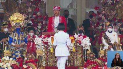 Pimpin Upacara Peringatan Detik-Detik Proklamasi Kemerdekaan RI, Jokowi Kenakan Baju Adat Dolomani