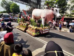 Pawai Pembangunan Meriah, Masyarakat Sukoharjo Penuhi Jalan