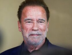 Arnold Schwarzenegger Menandatangani Buku Tamu Auschwitz dengan Slogan “I’ll Be Back” dari “Terminator”, Museum Beri Penjelasan