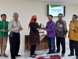 Wisudawan Naik Sapi Viral dapat Penghargaan dari Rektor Univet Sukoharjo