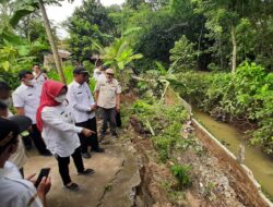 Tinjau Jembatan Ambles di Desa Karangasem Bulu, Bupati Instruksikan DPUPR Koordinasi dengan BBWSBS