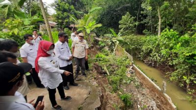 Tinjau Jembatan Ambles di Desa Karangasem Bulu, Bupati Instruksikan DPUPR Koordinasi dengan BBWSBS