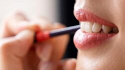 Resiko Berbagi Lipstik dengan Orang Lain yang Penting Diketahui