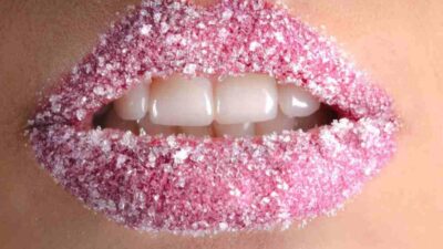 Simak, Cara Scrub Bibir yang Baik dan Benar