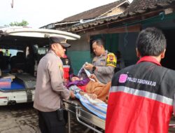 Kejadian Langka, Kapolres Sukoharjo Antar Jemput Warga Berobat ke Rumah Sakit