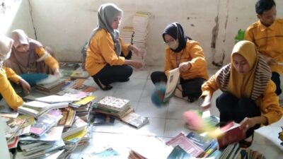 KKN di Kabupaten Grobogan, Mahasiswa Univet Bantara Sukoharjo Revitalisasi Perpustakaan SDN 1 Jambangan