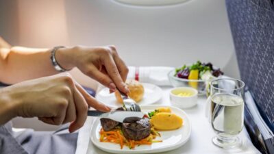 Makanan dan Minuman yang Harus Dihindari Ketika Akan Melakukan Perjalanan Udara