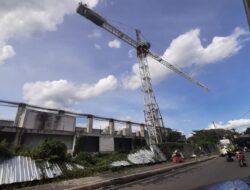Akhirnya, Crane Proyek Gedung Pertemuan Jalan Veteran Sukoharjo Dibongkar
