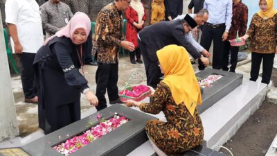 Rangkaian Dies Natalis Ke-55, Civitas Akademika Univet Bantara Sukoharjo Ziarah ke Makam Pendiri Univet