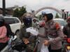 Polwan Polres Sukoharjo Turun ke Jalan, Bagikan Ratusan Takjil kepada Pengguna Jalan
