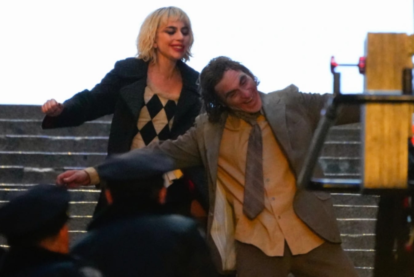 Lady Gaga Joaquin Phoenix Terlihat Menari Dan Tertawa Bersama Saat Syuting Joker Folie à Deux