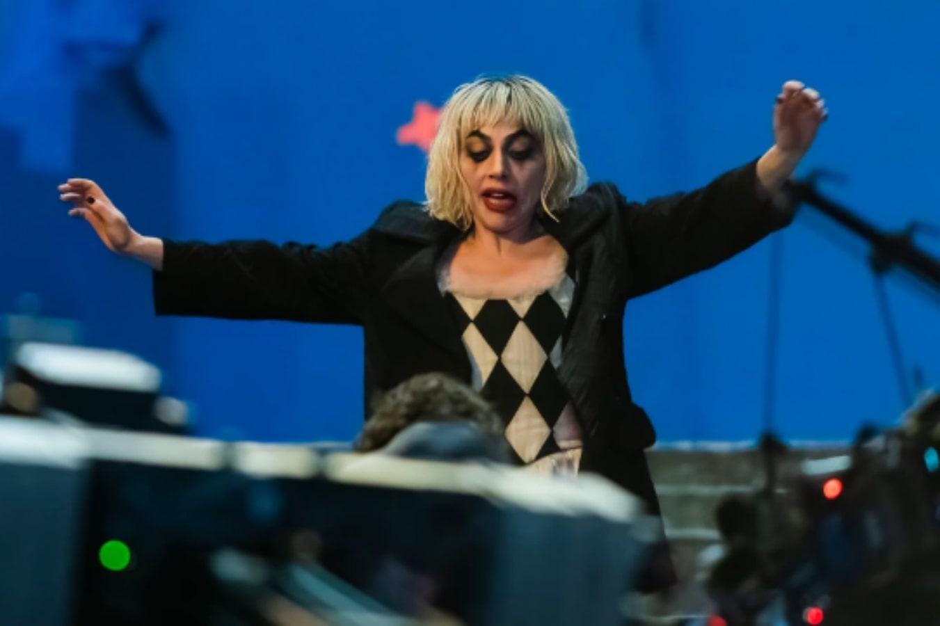 Lady Gaga, Joaquin Phoenix Terlihat Menari Dan Tertawa Bersama Saat ...