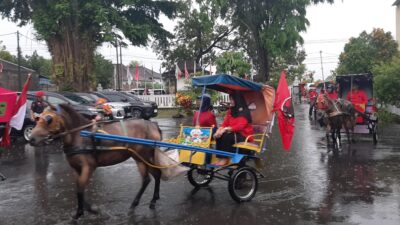 Daftar ke KPU, Bacaleg PDIP Sukoharjo Naik Bendi Ditengah Guyuran Hujan