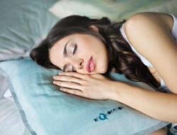 Simak Kebiasaan Tidur Ini Bikin Rusak Kulit Wajah