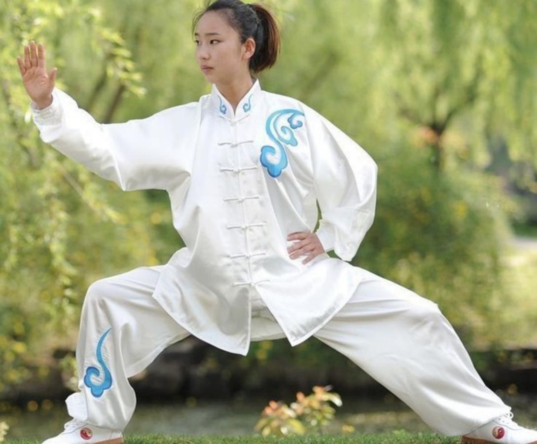 Цзы чуань 2024. Китайская гимнастика tai chi. Цигун Тайцзи кунг фу. Тай Цзи цюань. Кунг фу тайцзицюань.