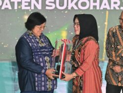 Bupati dan Ketua DPRD Sukoharjo Kembali Raih Penghargaan Green Leadership Nirwasita Tantra