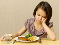 Anak Rewel dan Susah Makan Makanan Sehat? Ikuti Cara Berikut