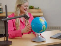 Logitech Reach Umumkan Kamera Artikulasi Bergaya Lampu Meja yang Ideal untuk Streaming dan Vlogging