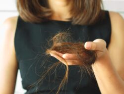 Waspada, Bahan-bahan Berikut Ternyata Dapat Sebabkan Kerontokan pada Rambut!