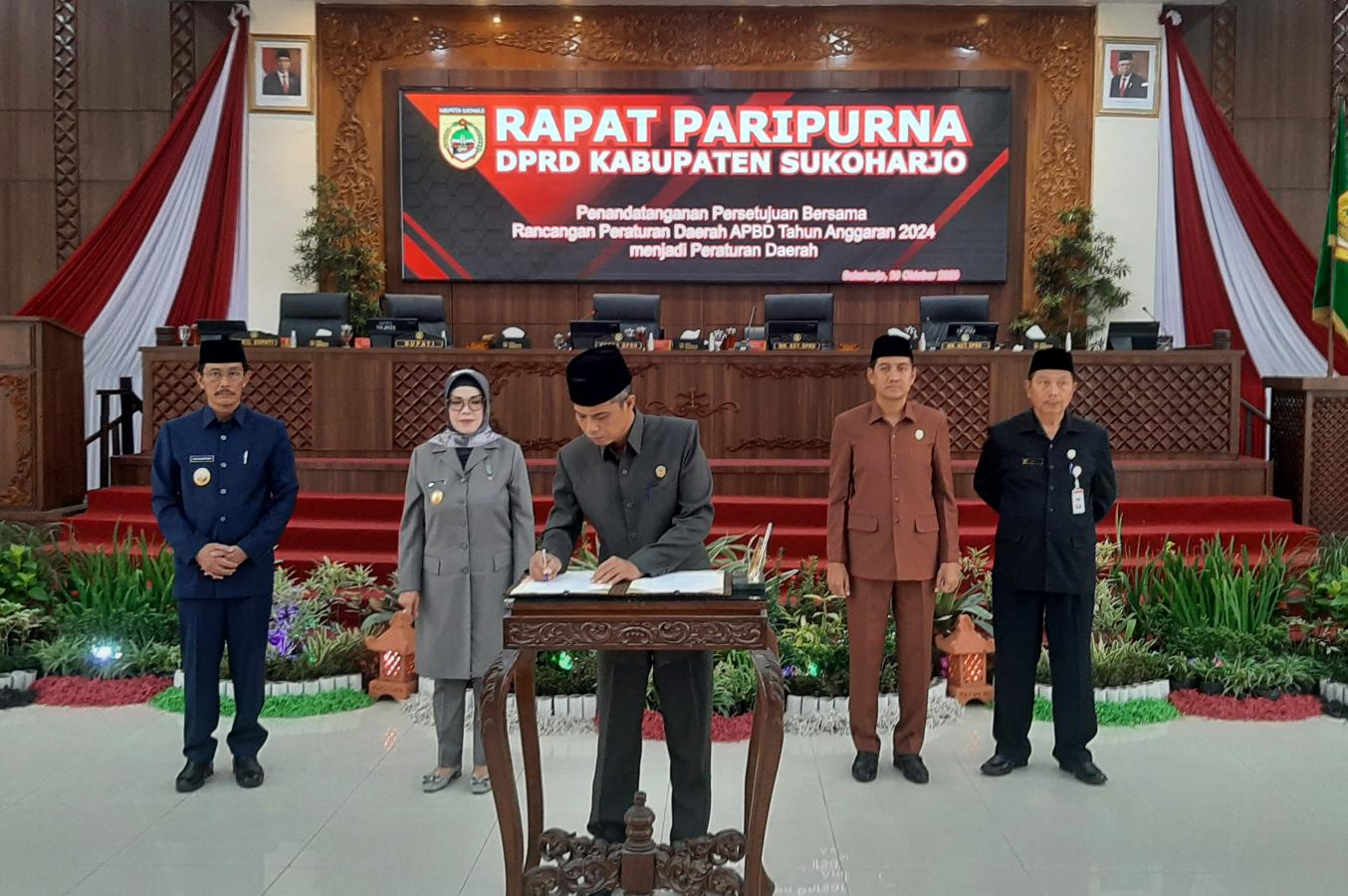 DPRD-Bupati Tandatangani Persetujuan Bersama Raperda APBD Tahun 2024 ...