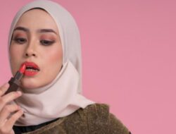 Tips Menggunakan Lipstik Merah Tanpa Terlihat Menor