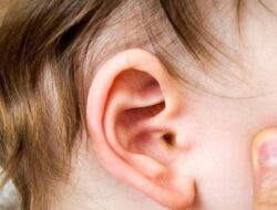 Simak Penyebab dan Gejala Infeksi Telinga Pada Anak Disini!