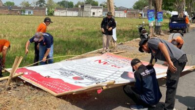 Tak Boleh Kampanye dalam Bentuk Apapun, Tim Gabungan Copot APK di Sukoharjo