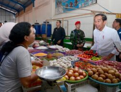 Saat Kunjungi Pasar Oebobo Kupang, Soal Harga Kebutuhan Pokok Jadi Perhatian Jokowi