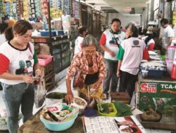 Promosikan Pasar Tradisional, Relawan Jari Tangan Ganjar Sukoharjo Belanja di Pasar