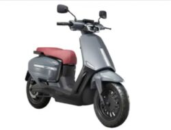 Skuter Listrik Tennis-E Velocifero Memiliki 2 Baterai yang Dapat Dilepas