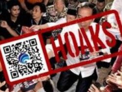 [HOAKS] Foto Presiden Jokowi Sedang Membagikan Buku dengan Sampul Prabowo Subianto dan Gibran Rakabuming Raka