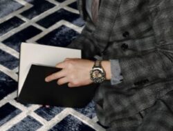 Smartwatch Emas Huawei Watch Ultimate Design Menjadi Berita Utama Majalah Mode Elit Esquire & ELLEMEN