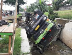 Belum Dievakuasi, Truk Box Terguling di Selokan Utara SPBU Bulakrejo Sukoharjo