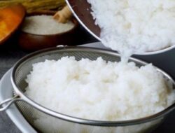 3 Cara Memperbaiki dan Menggunakan Kembali Nasi yang Terlalu Lembek
