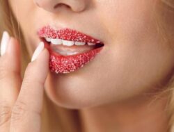 Cara Membuat Scrub Bibir dengan Gula Merah yang Sangat Mudah!