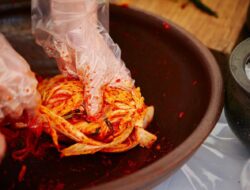 Suka Makan Kimchi? Simak Manfaat dan Efek Samping Konsumsi Kimchi Disini!