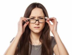 Lakukan Prosedur Ini Jika Ingin Menghilangkan atau Mengurangi Mata Minus!